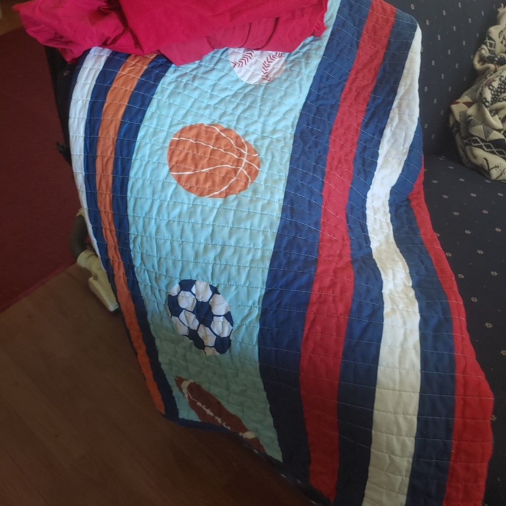 Twin sports quilt and fitted sheet and case